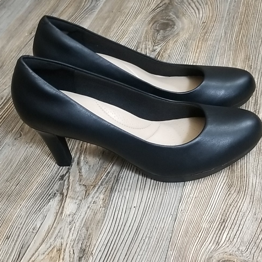 Clarks womans shoes size 9.5